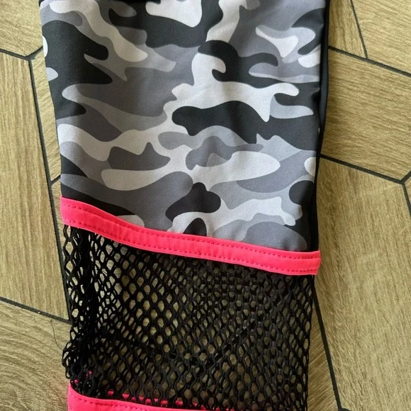 Women's Camouflage Leggings with Pink Accents - Picture 6 of 9